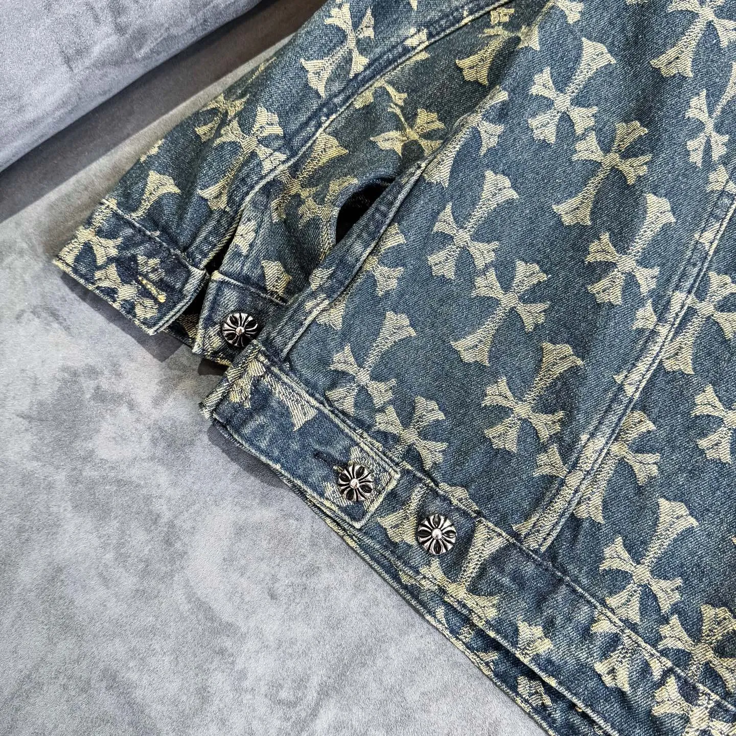 P260 Chrome Hearts heavy denim jacket with double-sided LOGO jacquard concealed print, the same model as the Internet celebrity star. The cross-printed denim jacket has a unique cross design element and full printing, which is full of design. It is made of 100% denim cotton fabric with heavy coarse yarn count, which ensures a stiff and tough silhouette while being soft, comfortable and breathable. The lapel is designed with silver buttons and is full of texture. The classic white cross logo is all over the dress, making it a perfect versatile style for spring and summer! Customized jacquard fabric, you can wear it in various styles. This gender-neutral shirt is a must-have for nightclubs. It can be worn as a jacket for both men and women. It can be easily worn by both men and women! The original loose version is made of high-quality pure cotton fabrics. The fabric pattern is high-definition and delicate without burrs. It is comfortable and breathable to wear. All the buttons are molded and customized. It is casual and fashionable and can be matched with any bottoms. It can be windproof and sunproof in spring and summer. It can be worn outside in autumn and winter! Easily concave shape makes you look slimmer and taller, perfect for both men and women!  Size: S–XL Color: blue